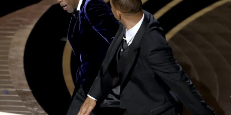Veja: Will Smith enfia a mão na cara de Chris Rock no Oscar e leva estatueta de melhor marido