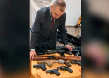 Pastor evangélico abençoa e unge armas de delegados contra bandidagem; veja