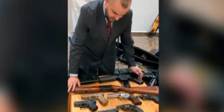 Pastor evangélico abençoa e unge armas de delegados contra bandidagem; veja