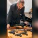Pastor evangélico abençoa e unge armas de delegados contra bandidagem; veja