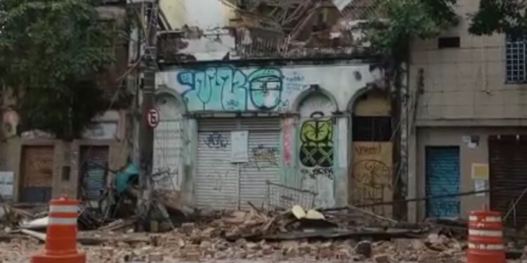 Prédio desaba parcialmente no Centro de Manaus nesta segunda