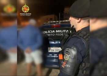 Homem é preso por filmar mulheres dentro de banheiro público