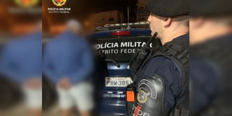 Homem é preso por filmar mulheres dentro de banheiro público