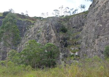Mulher é socorrida após cair em pedreiras enquanto praticava rapel