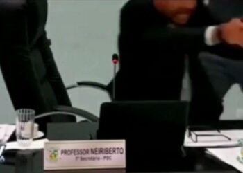 Vídeo: Vereador aponta arma para colega durante discursão em sessão na Câmara