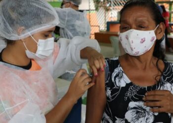 Amazonas aplica 4ª dose da vacina contra Covid em idosos acima de 70 anos