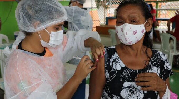 Amazonas aplica 4ª dose da vacina contra Covid em idosos acima de 70 anos