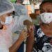 Amazonas aplica 4ª dose da vacina contra Covid em idosos acima de 70 anos