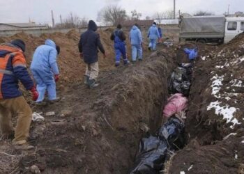 Com quantidade de mortos elevada, cidade da Ucrânia abre valas comuns para enterrar vítimas dos ataques russos