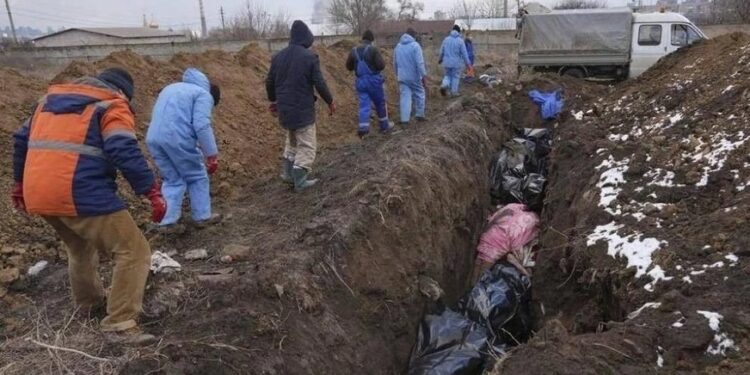 Com quantidade de mortos elevada, cidade da Ucrânia abre valas comuns para enterrar vítimas dos ataques russos