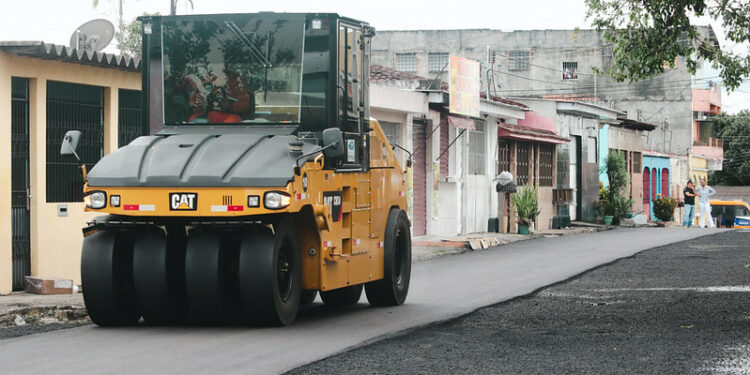 Prefeitura trabalha no recapeamento asfáltico de ruas do bairro Cidade Nova
