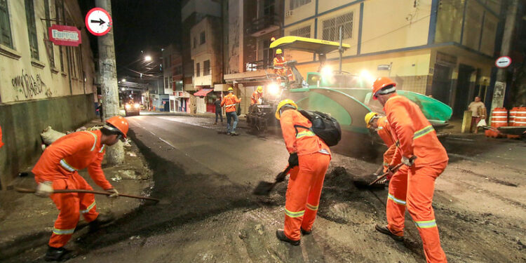Prefeitura realiza recapeamento asfáltico na região central de Manaus