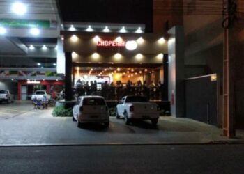 Cliente esfaqueia dono de bar e xinga cantora por não saber cantar Mamonas Assassinas