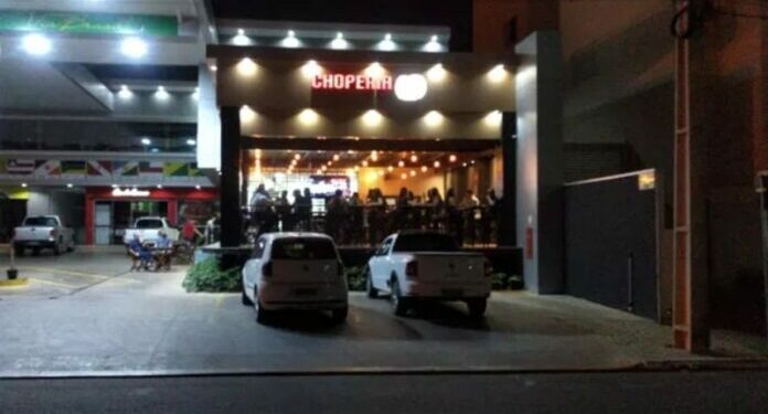 Cliente esfaqueia dono de bar e xinga cantora por não saber cantar Mamonas Assassinas