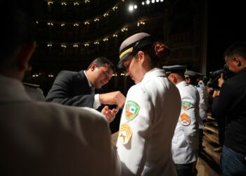 Wilson Lima anuncia promoções e pagamento de abono fardamento a policiais militares e bombeiros