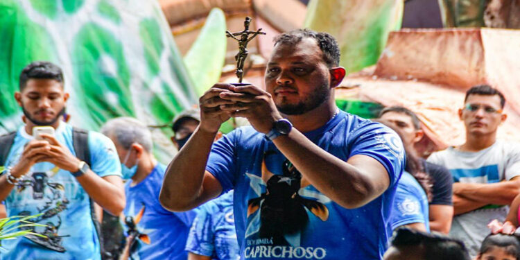 Gereca, alegorista do boi Caprichoso, sofre grave acidente de carro em Parintins