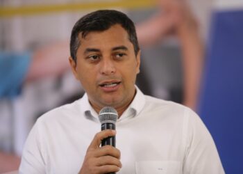 Wilson Lima anuncia antecipação de 50% do 13° salário de servidores, aposentados e pensionistas