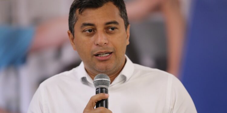Wilson Lima anuncia antecipação de 50% do 13° salário de servidores, aposentados e pensionistas