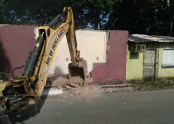 Boxes construídos em calçada de escola são demolidos na zona Leste de Manaus