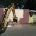 Boxes construídos em calçada de escola são demolidos na zona Leste de Manaus