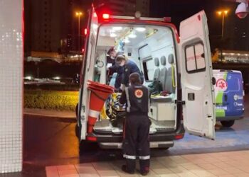 Criança de três anos cai do quarto andar de condomínio; mãe é espancada por moradores