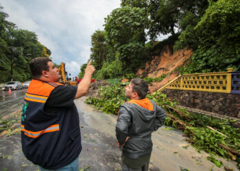 Prefeitura atua de forma emergencial em deslizamento de terra na  Mário Ypiranga, nesta sexta-feira