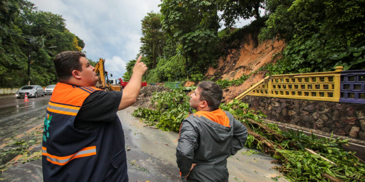 Prefeitura atua de forma emergencial em deslizamento de terra na Mário Ypiranga, nesta sexta-feira