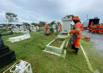 Cemitérios de Manaus passam por limpeza para o Dia das Mães