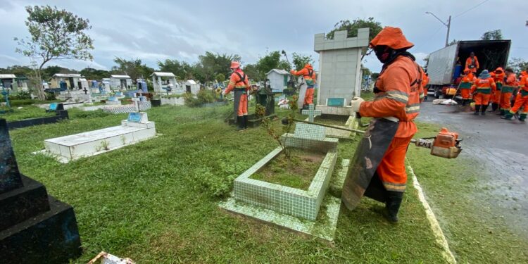 Cemitérios de Manaus passam por limpeza para o Dia das Mães