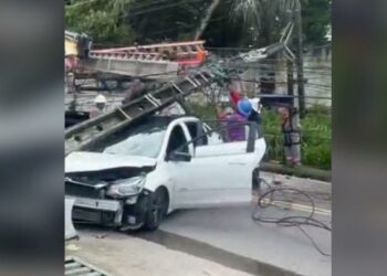 Beijo ao volante causa acidente com feridos em Manaus e moradores sem luz