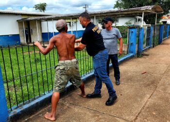 VÍDEO: homem invade escola com faca para tentar transferir filho de horário em Iranduba