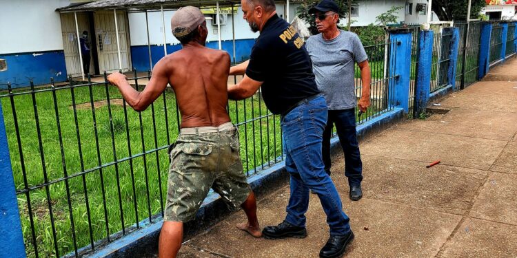 VÍDEO: homem invade escola com faca para tentar transferir filho de horário em Iranduba