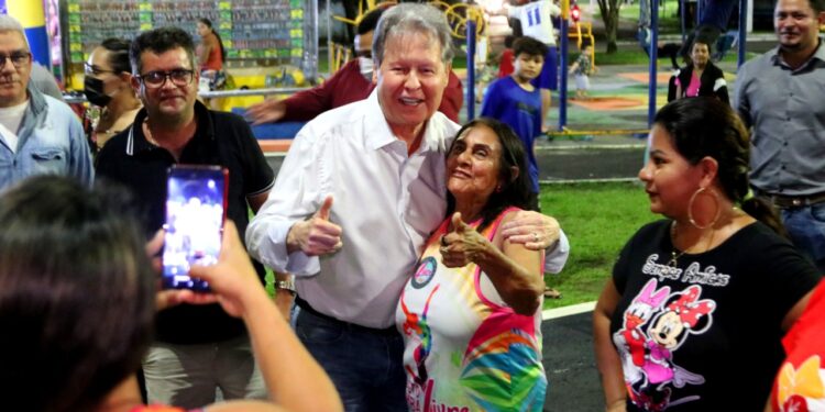 ‘Arthur [Neto] mora no coração do amazonense’, diz permissionária durante visita do ex-prefeito ao Shopping Phelippe Daou