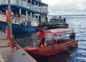 Homem desaparece após cair de balsa durante confusão em embarcação de passeio em Manaus