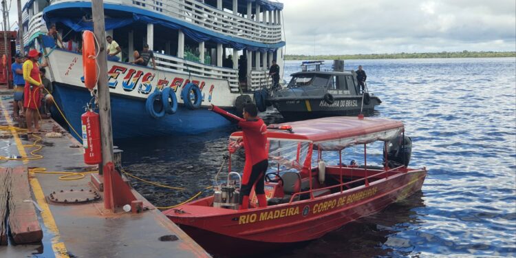 Homem desaparece após cair de balsa durante confusão em embarcação de passeio em Manaus