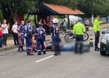 Motociclista a caminho do trabalho morre em grave acidente com caminhão em Manaus