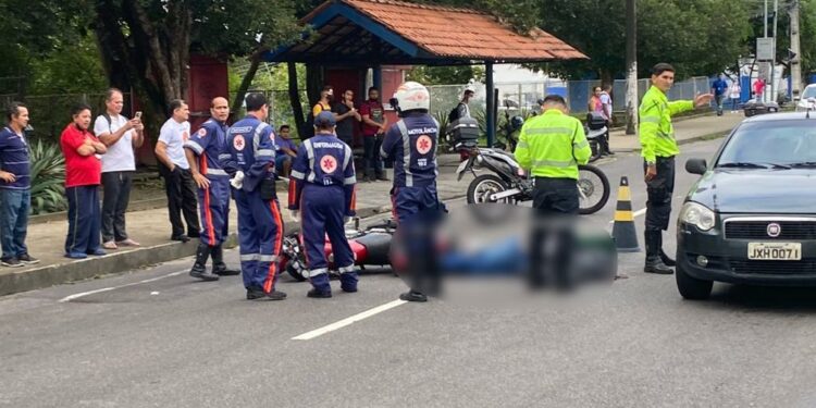 Motociclista a caminho do trabalho morre em grave acidente com caminhão em Manaus