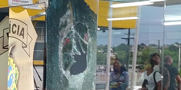 Mulher arremessa pedra na porta da Delegacia de Homicídios em Manaus