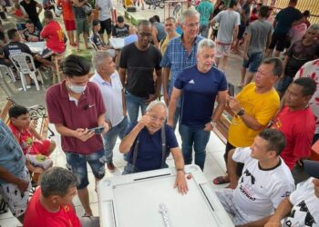 Amazonino aproveita o sábado jogando dominó na Zona Leste