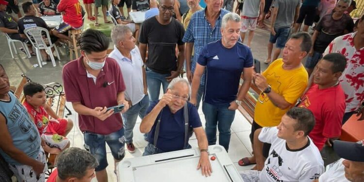 Amazonino aproveita o sábado jogando dominó na Zona Leste