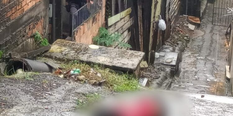 Jovem é perseguido debaixo de chuva e executado com 11 tiros, no Santo Agostinho