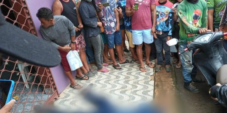 Vídeo: Bandido erra alvo, vítima revida e ele leva tiro na testa após assalto em lotérica