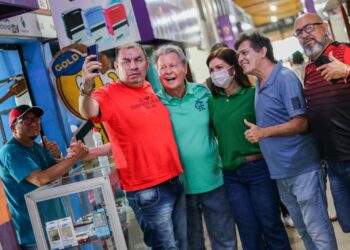 Arthur Neto aproveita feriado para visitar amigos do mini shopping da Compensa