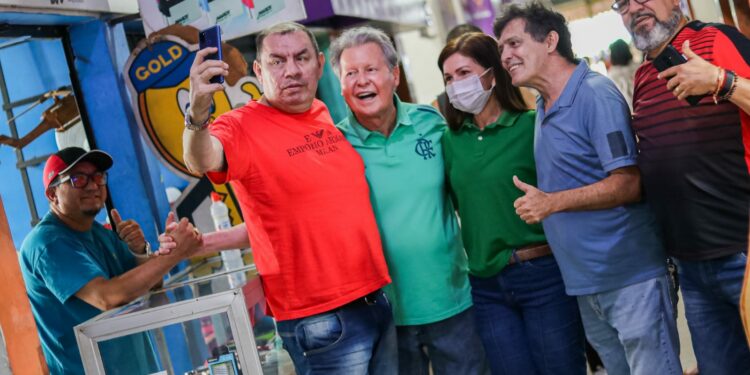 Arthur Neto aproveita feriado para visitar amigos do mini shopping da Compensa
