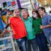 Arthur Neto aproveita feriado para visitar amigos do mini shopping da Compensa