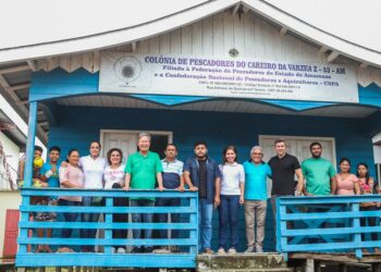 Arthur Neto é recebido com entusiasmo pelos moradores do Careiro da Várzea