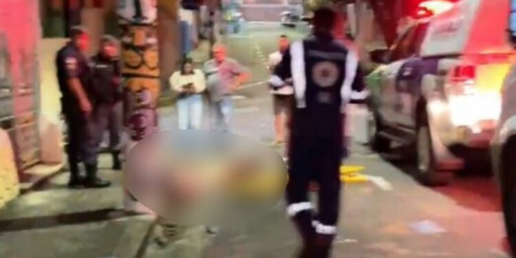 Vítima de assalto é agredida e esfaqueada por criminosos no Centro de Manaus