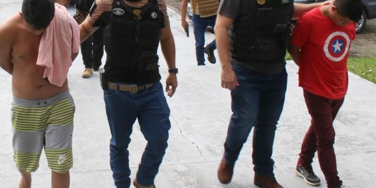 Trio suspeito de esmagar cabeça de mulher a pedradas é preso em Manaus