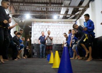 Arthur Neto vai à zona Norte conhecer projeto social com a prática do jiu-jitsu