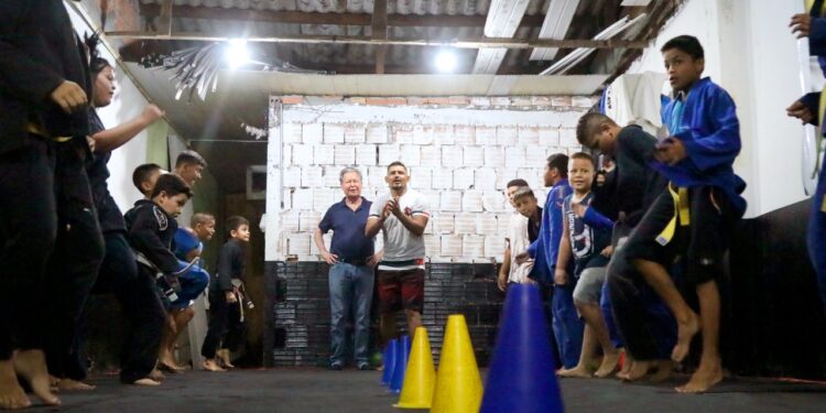 Arthur Neto vai à zona Norte conhecer projeto social com a prática do jiu-jitsu